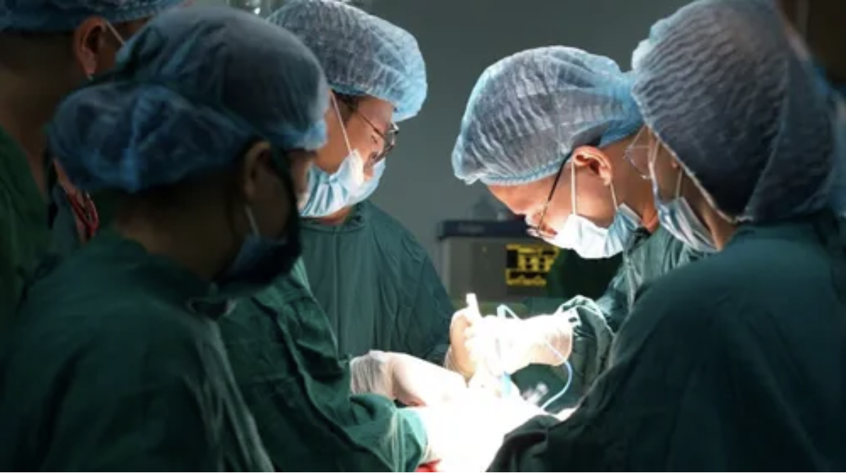 Các bác sĩ Bệnh viện Đakhoa tỉnh Quảng Trị thực hiện thành công ca sinh mổ đặc biệt cho phụ sản M. được chẩn đoán nhau cài răng lược. Ảnh: BV