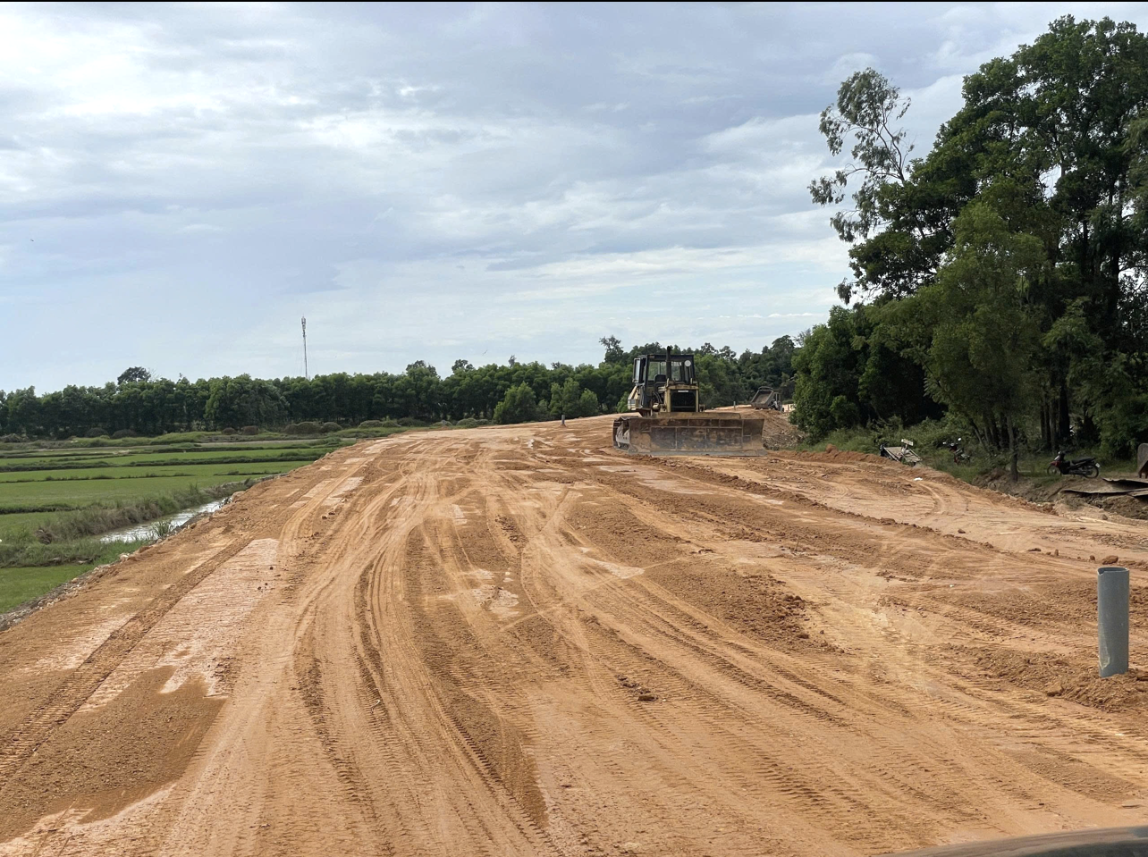 Sau nhiều năm thi công Dự án đường tránh phía Đông thành phố Đông Hà (cũ) hiện cơ bản mới thi công được phần đất đắp nền. Sau nhiều năm thi công Dự án đường tránh phía Đông thành phố Đông Hà (cũ) hiện cơ bản mới thi công được phần đất đắp nền.