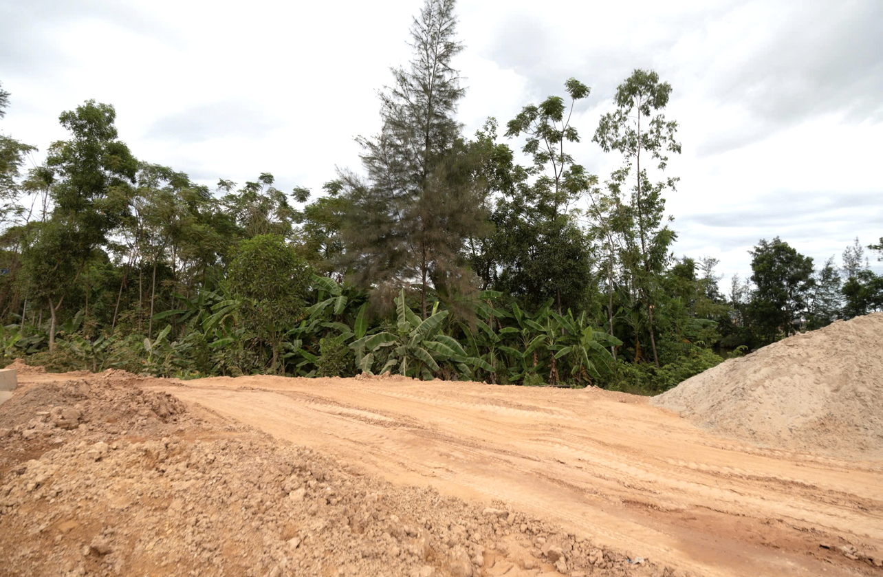 Nhiều vị trí tại địa bàn huyện Gio Linh (cũ) thuộc Dự án đường tránh phía Đông TP Đông Hà (cũ) phải dừng lại vì vướng giải phóng mặt bằng. Nhiều vị trí tại địa bàn huyện Gio Linh (cũ) thuộc Dự án đường tránh phía Đông TP Đông Hà (cũ) phải dừng lại vì vướng giải phóng mặt bằng.