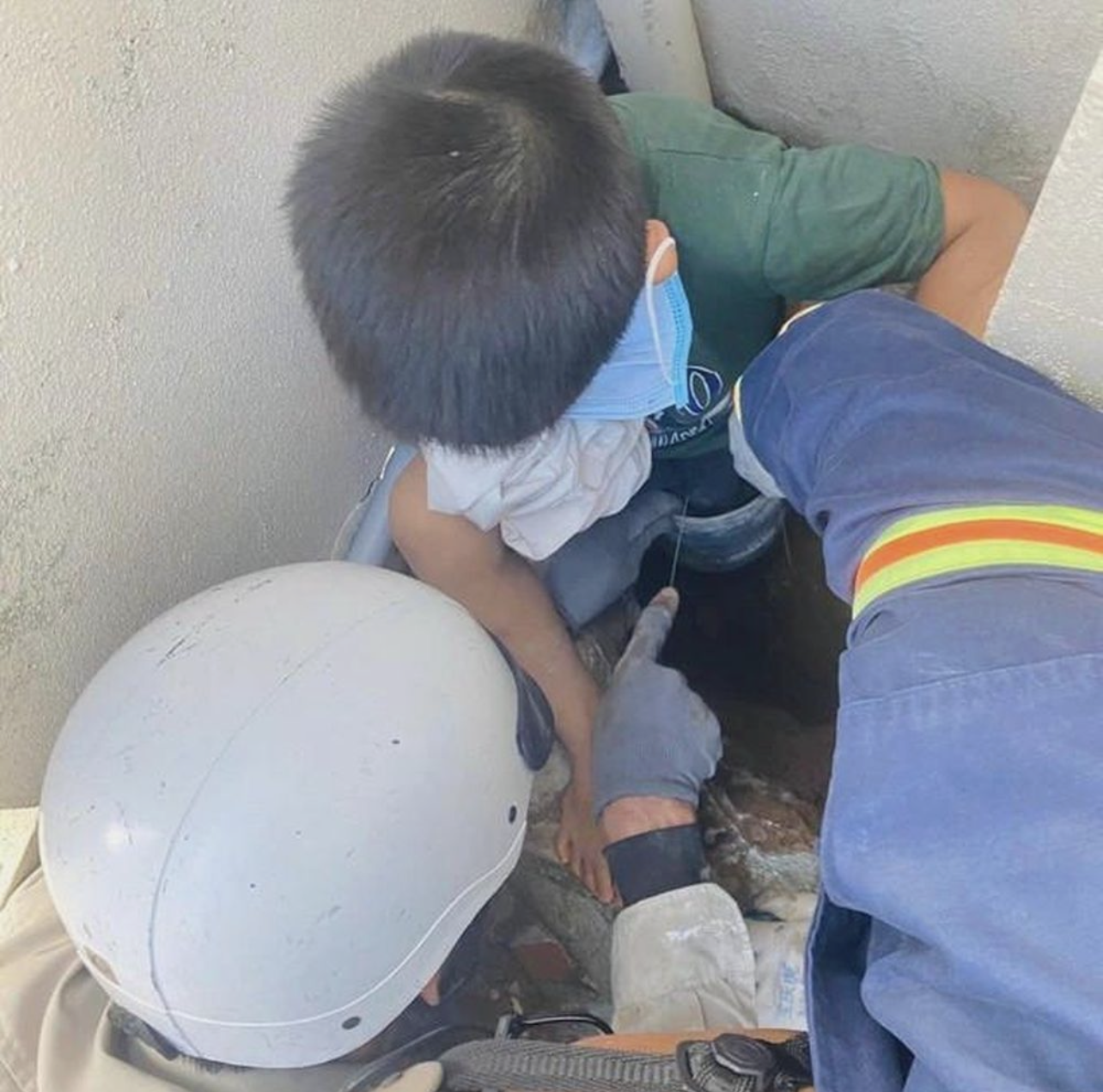 Cháu bé 5 tuổi mắc kẹt chân vào ống thoát nước âm. Ảnh: CA Cháu bé 5 tuổi mắc kẹt chân vào ống thoát nước âm. Ảnh: CA