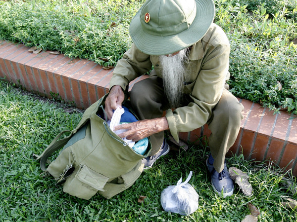 Cả túi hành trang của cụ chưa đầy 5 ki lô gam