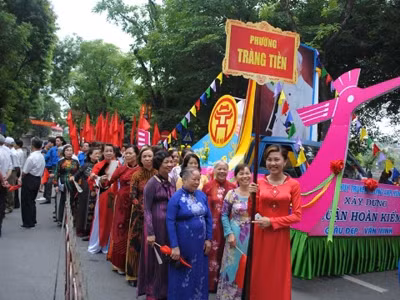 Các đoàn đại biểu tham gia lễ hội kỷ niệm 585 năm ngày Vua Lê Thái Tổ đăng quang (1428-2013). Ảnh: Minh Tuấn