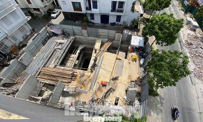 Công trình nhà riêng lẻ cấp phép 5 tầng nổi nhưng có đến 4 tầng hầm ở quận Ba Đình (Hà Nội) gây tranh cãi. Công trình nhà riêng lẻ cấp phép 5 tầng nổi nhưng có đến 4 tầng hầm ở quận Ba Đình (Hà Nội) gây tranh cãi.