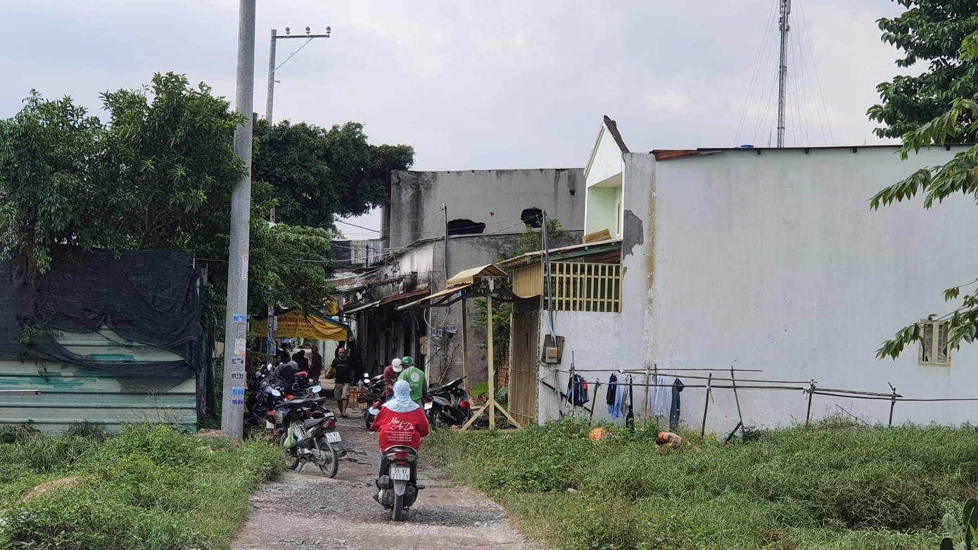 Chiều 14/7, nhiều người dân đã đến chia buồn, động viên gia đình anh Phước. Chiều 14/7, nhiều người dân đã đến chia buồn, động viên gia đình anh Phước.