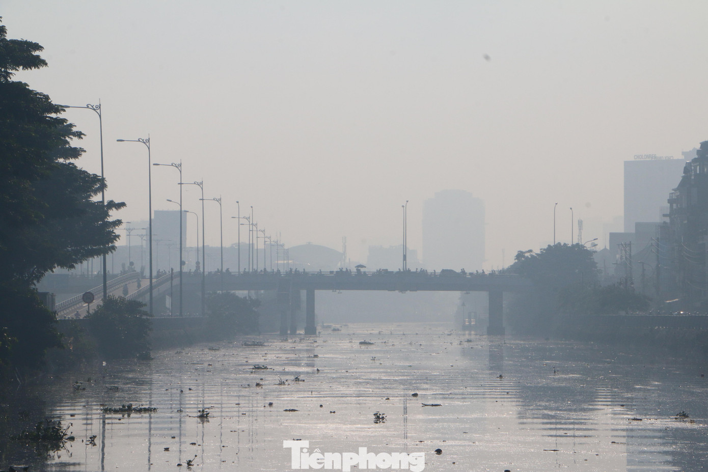 Khu vực cầu Chà Và (quận 8) mờ mịt sương mù.