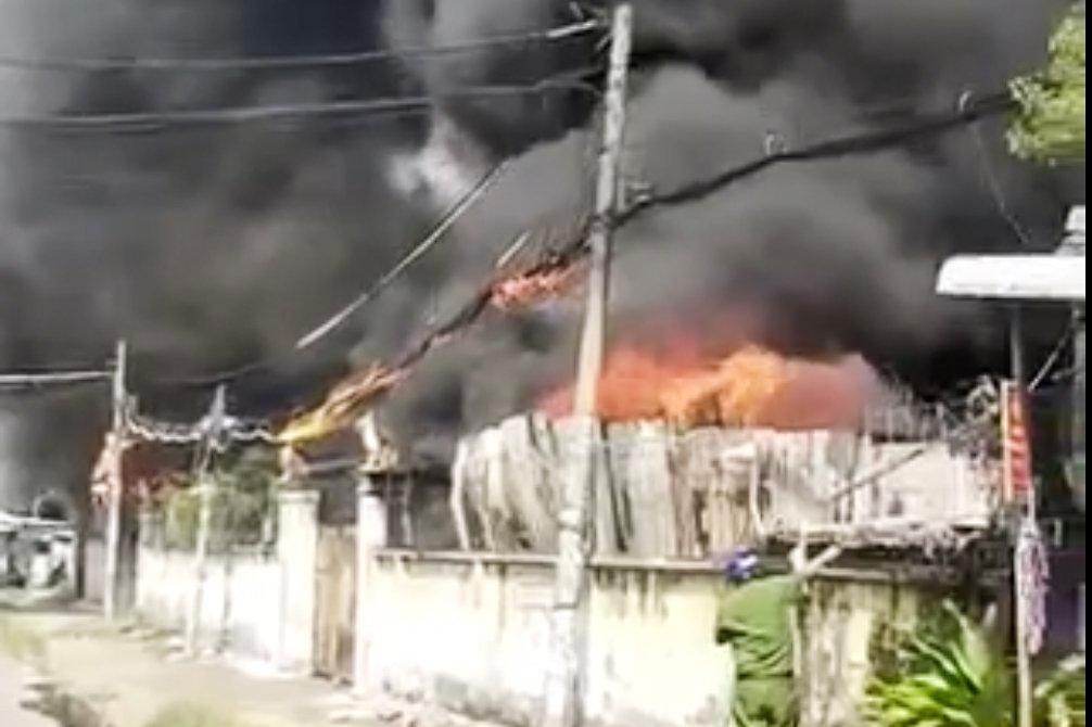 Do bên trong kho xưởng vải có nhiều vật liệu dễ cháy nên ngọn lửa nhanh chóng bùng phát dữ dội.