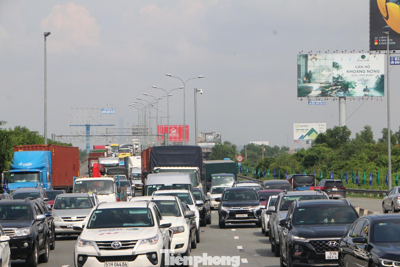 Phương tiện ùn ứ trên cao tốc TPHCM - Long Thành - Dầu Giây. Phương tiện ùn ứ trên cao tốc TPHCM - Long Thành - Dầu Giây.