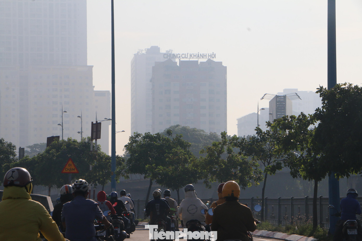 Nhiều tòa nhà cao tầng chìm sau màn sương mờ.