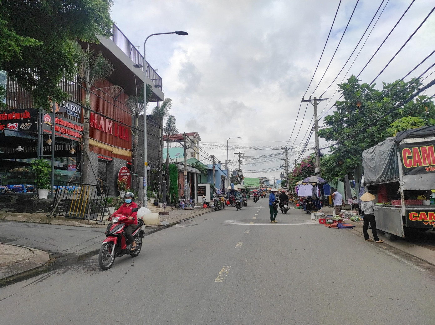 Từ con đường thấp trũng, sình lầy nhỏ hẹp, ngày nay con đường Nguyễn Văn Cự đã được mở rộng, khang trang và sạch đẹp.