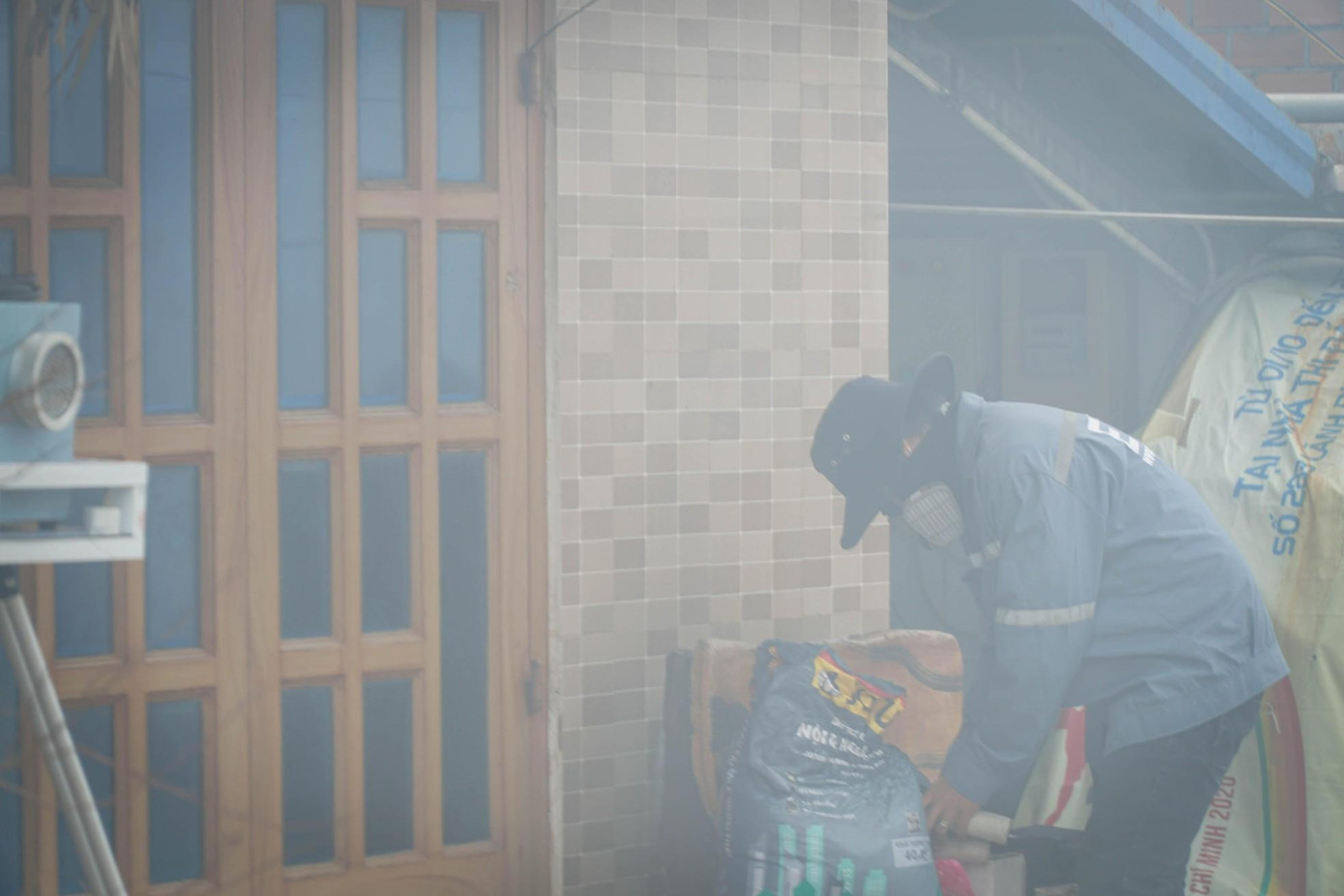 Khói độc từ đám cháy lan tỏa ra khu vực dân cư xung quanh khiến 160 hộ dân với hàng trăm nhân khẩu bị ảnh hưởng. Ảnh: Hoàng Trang. Khói độc từ đám cháy lan tỏa ra khu vực dân cư xung quanh khiến 160 hộ dân với hàng trăm nhân khẩu bị ảnh hưởng. Ảnh: Hoàng Trang.