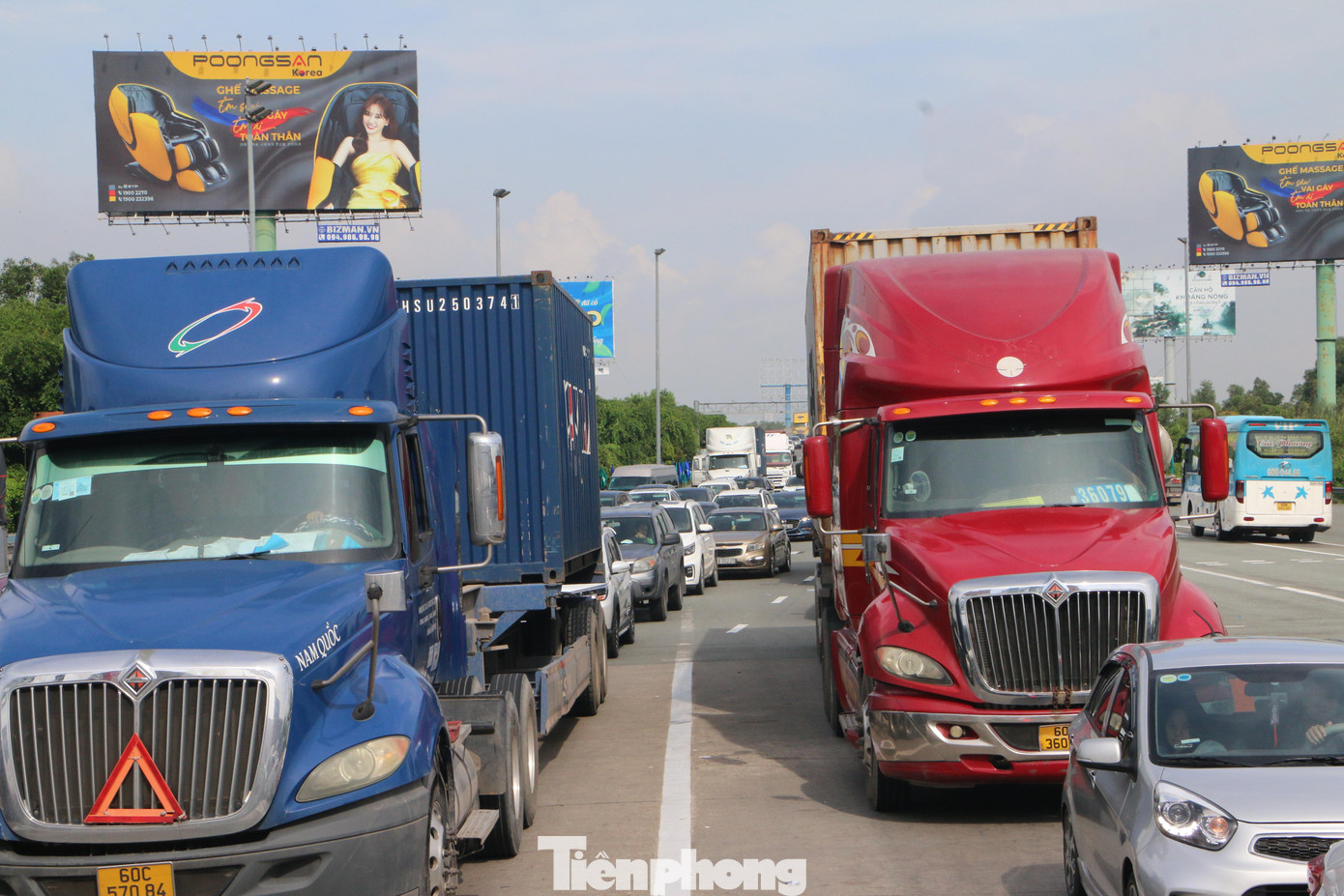 Các phương tiện di chuyển qua trạm thu phí Long Phước (TPHCM). Các phương tiện di chuyển qua trạm thu phí Long Phước (TPHCM).