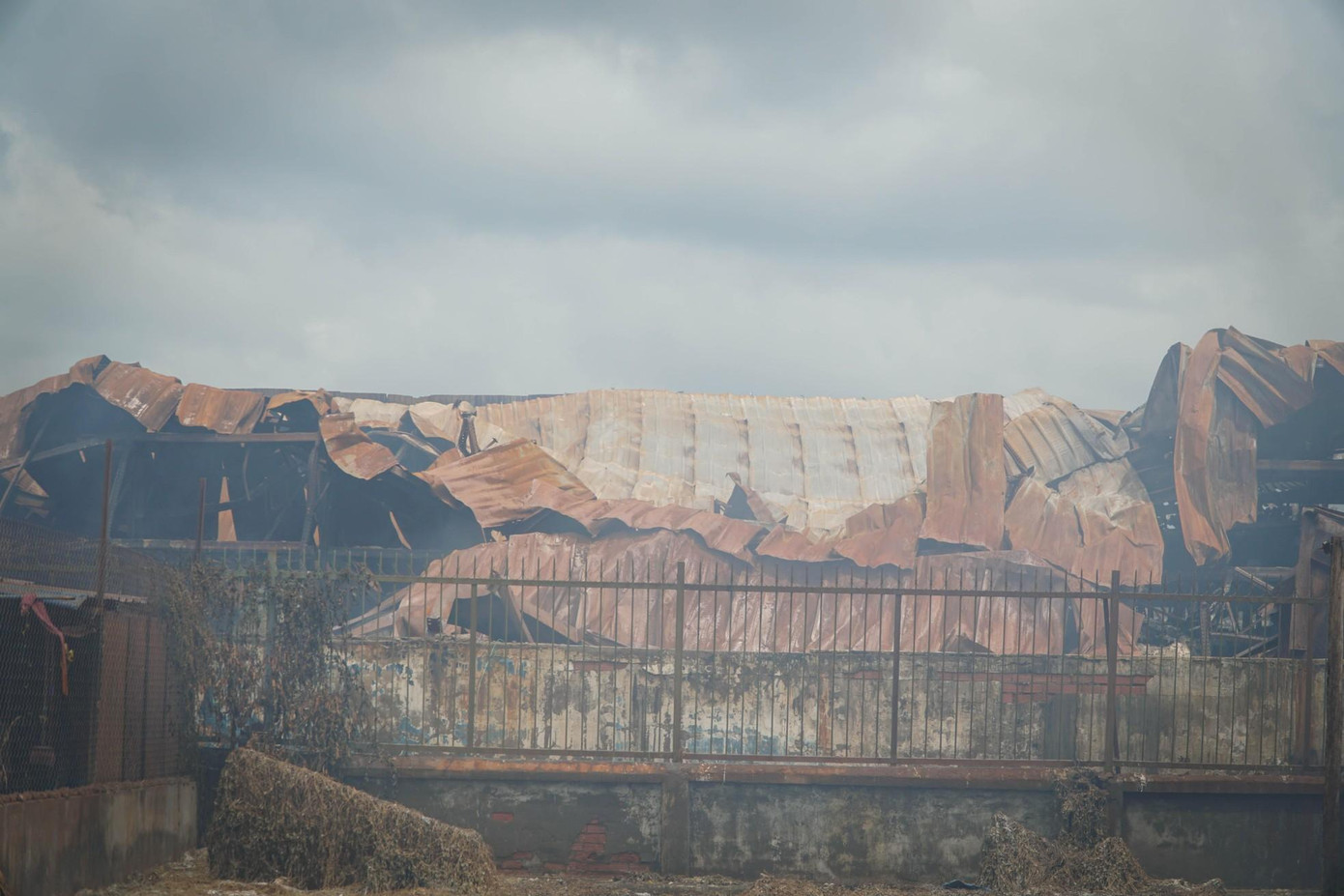 Một tuần sau khi kho hóa chất bị cháy, người dân chưa thể về nhà vì ô nhiễm không khí. Ảnh: Hoàng Trang. Một tuần sau khi kho hóa chất bị cháy, người dân chưa thể về nhà vì ô nhiễm không khí. Ảnh: Hoàng Trang.