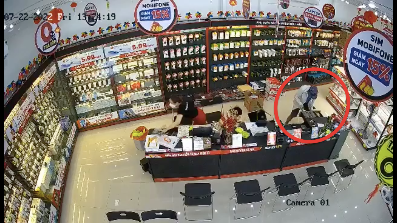 Đối tượng dùng dao tấn công nhân viên và cướp tiền của cửa hàng điện thoại.