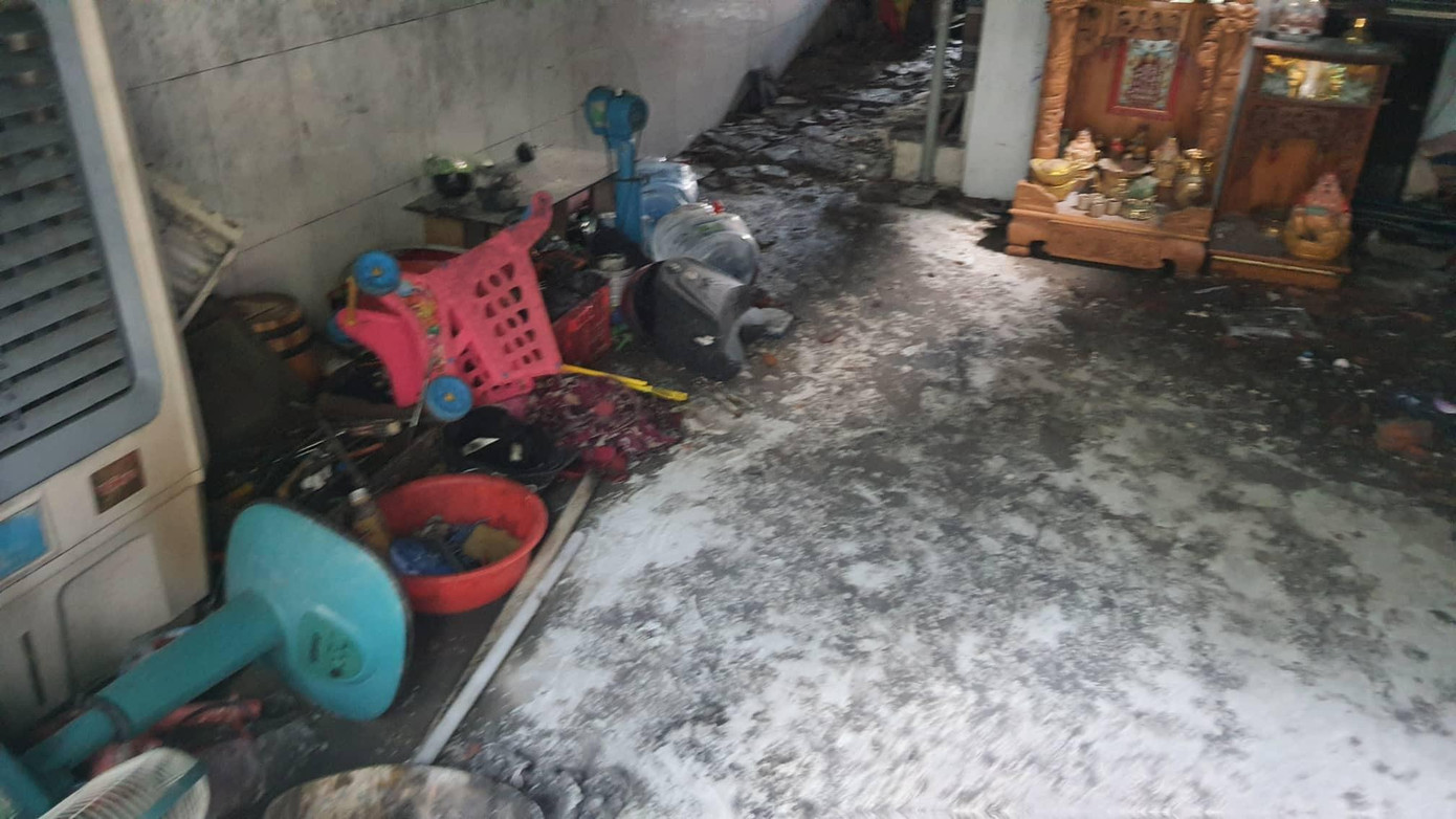 Nhiều tài sản của gia đình anh Phước bị lửa thiêu rụi. Nhiều tài sản của gia đình anh Phước bị lửa thiêu rụi.