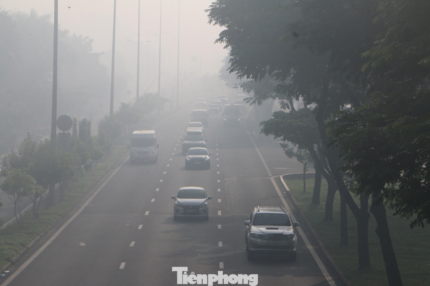 Sương mù dày đặc trên đường Võ Văn Kiệt.