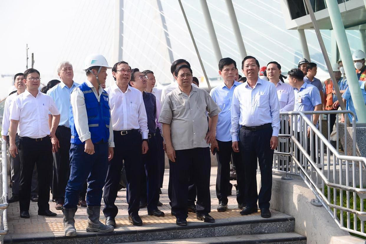 Sau khi thị sát tại ga Bến Thành, đoàn công tác do Thủ tướng Chính phủ dẫn đầu đã đến kiểm tra nhà ga Ba Son. Ảnh: MAUR