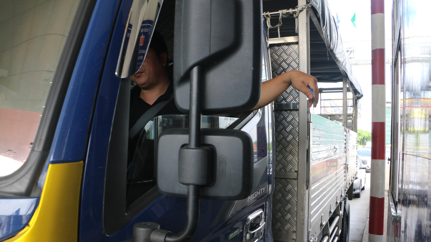 Nhiều tài xế vẫn mua vé giấy qua trạm thu phí. Nhiều tài xế vẫn mua vé giấy qua trạm thu phí.