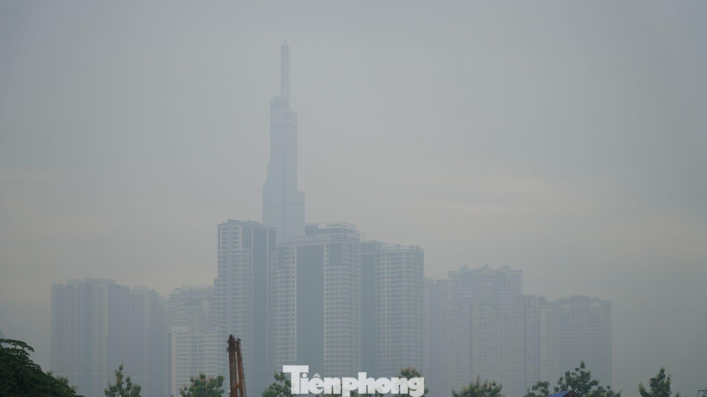 Loạt tòa nhà cao tầng ở TPHCM mờ ảo sau màn sương.