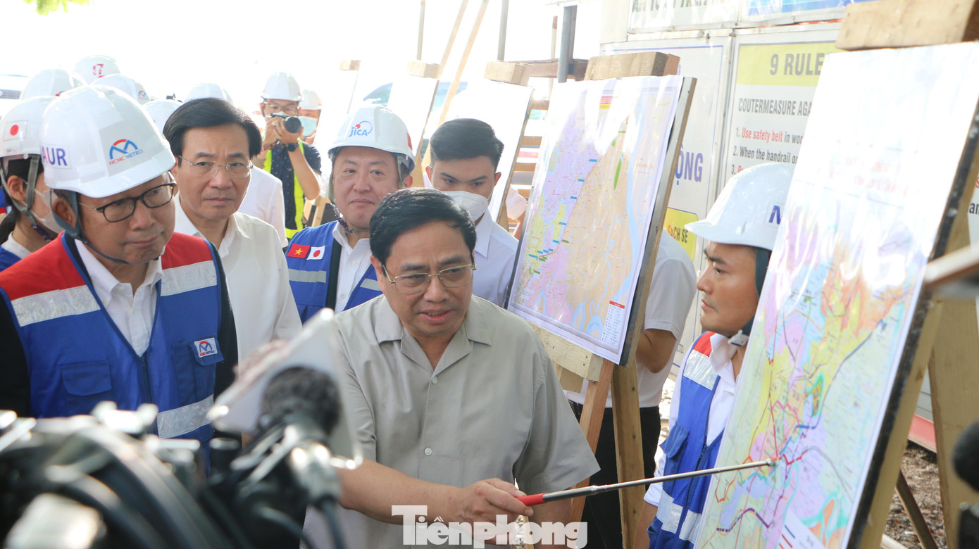 Thủ tướng Phạm Minh Chính thị sát tại ga Bến Thành sáng 27/7. Thủ tướng Phạm Minh Chính thị sát tại ga Bến Thành sáng 27/7.