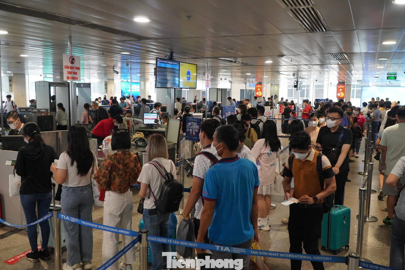 Đại diện Cảng vụ hàng không miền Nam cho biết Tân Sơn Nhất đang bước vào đợt cao điểm hè, do đó hai nhà ga quốc nội và quốc tế, lượng hành khách liên tục tăng
