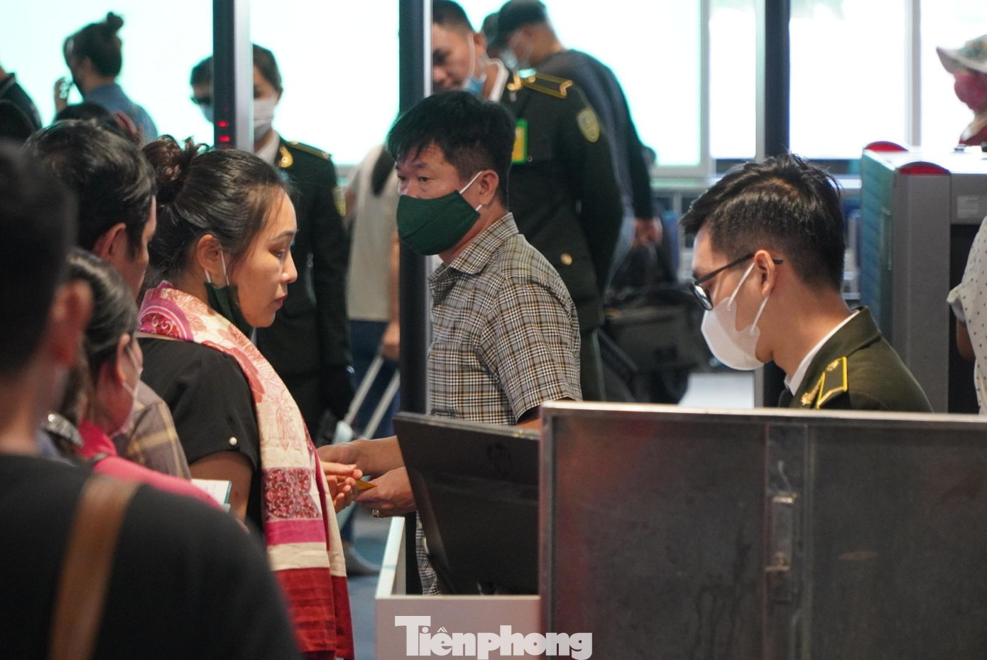 Theo đại diện Cảng HKQT Tân Sơn Nhất, hiện nay các khu vực như an ninh, soi chiếu đều được huy động toàn bộ nhân sự và mở tất cả các cửa để phục vụ hành khách một cách nhanh chóng và thuận tiện nhất.