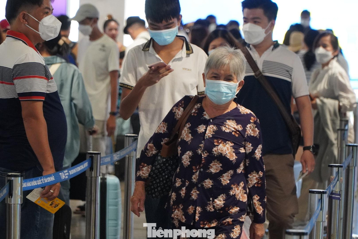 Để phục vụ hành khách kịp thời, ngành hàng không đã chỉ đạo tăng cường nhân lực tại các đơn vị phục vụ mặt đất, bố trí lực lượng an ninh hỗ trợ, hướng dẫn người dân ở khu vực lối ra vào.