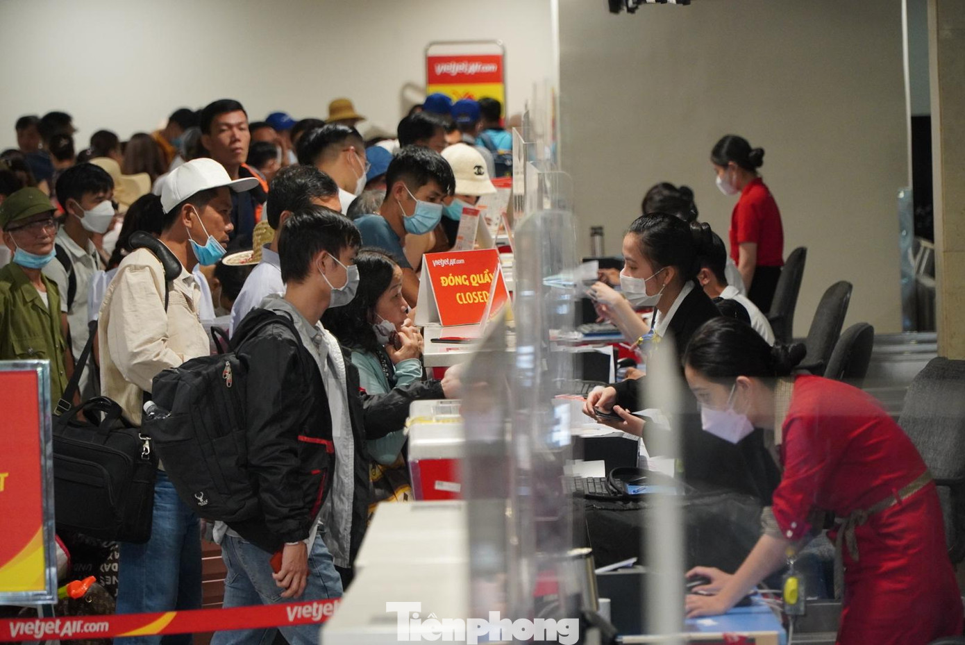 Trong khi đó, các quầy làm thủ tục của các hãng bay đều chật kín người đứng chờ.