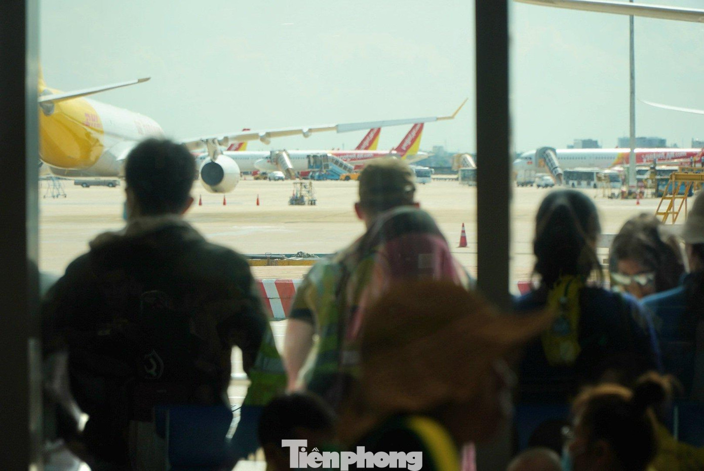 Thông tin từ Cảng Hàng không Quốc tế (HKQT) Tân Sơn Nhất, trong ngày hôm qua (22/7), ga quốc nội có 565 chuyến bay ( 283 chuyến đến và 282 chuyến đi) với hơn 95.700 lượt khách nội địa. Sân bay quốc tế cũng có tổng cộng 176 chuyến bay đi và đến. Lưu lượng này xấp xỉ với cao điểm Tết Nguyên đán năm 2022 là 105.000 lượt khách.