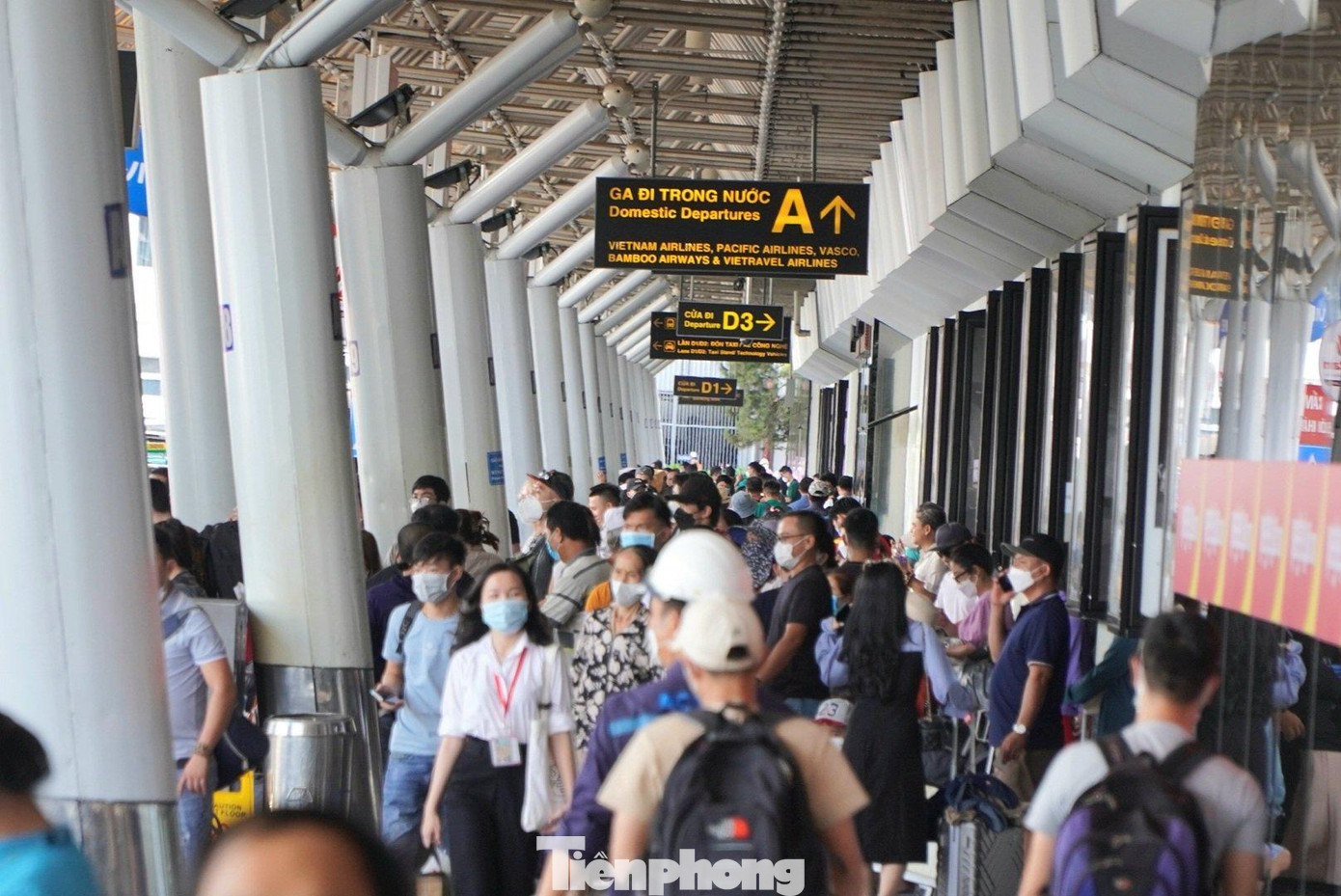 Theo ghi nhận, tại khu vực nhà ga quốc nội sân bay Tân Sơn Nhất (TPHCM), hành khách tấp nập di chuyển đến và đi ở cả khu vực sảnh A và sảnh B.