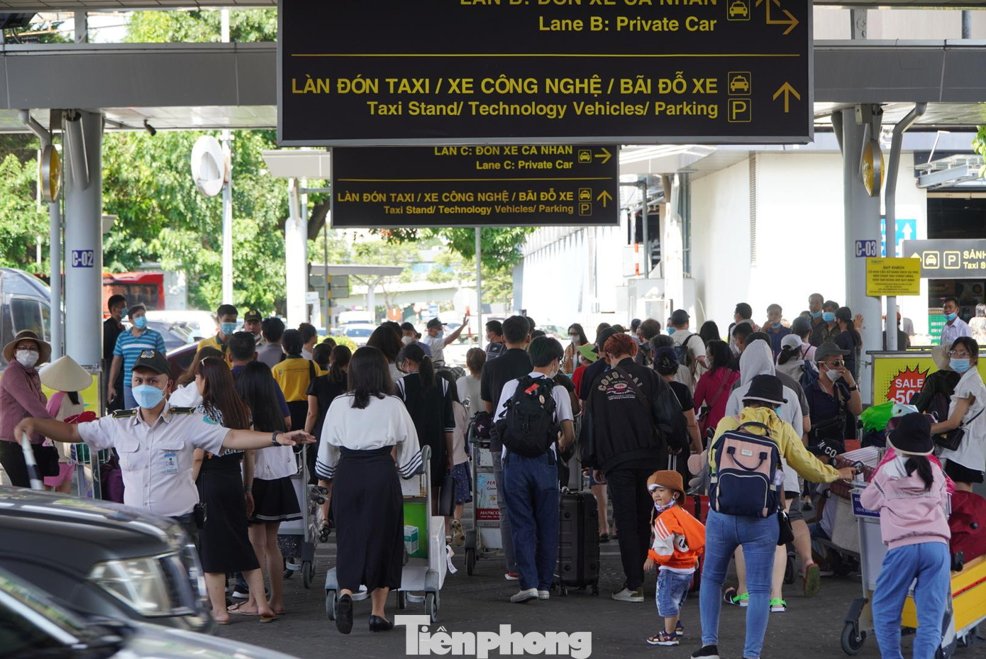 Từ sáng đến trưa 23/7, sân bay Tân Sơn Nhất luôn nườm nượp khách. Tình trạng này xuất hiện liên tục những ngày cuối tuần gần đây.