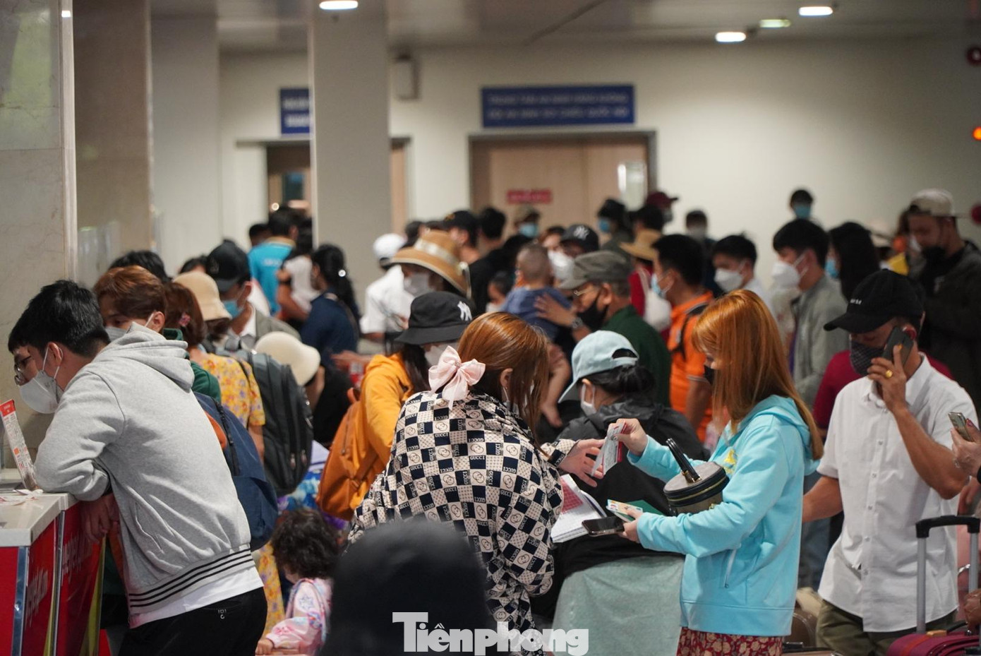 Hành khách chen chân làm thủ tục.