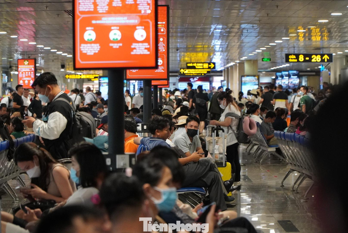 Khu vực sảnh chờ làm thủ tục bên cạnh, ngoài các cá nhân, gia đình thì cũng liên tục xuất hiện các nhóm du khách đi du lịch theo tour.