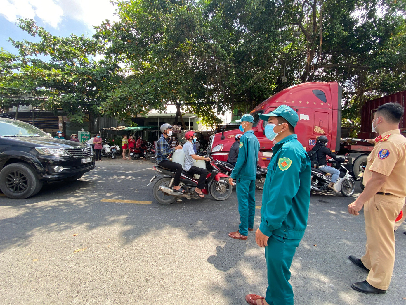 Lực lượng chức năng điều tiết giao thông qua hiện trường tại nạn. Lực lượng chức năng điều tiết giao thông qua hiện trường tại nạn.