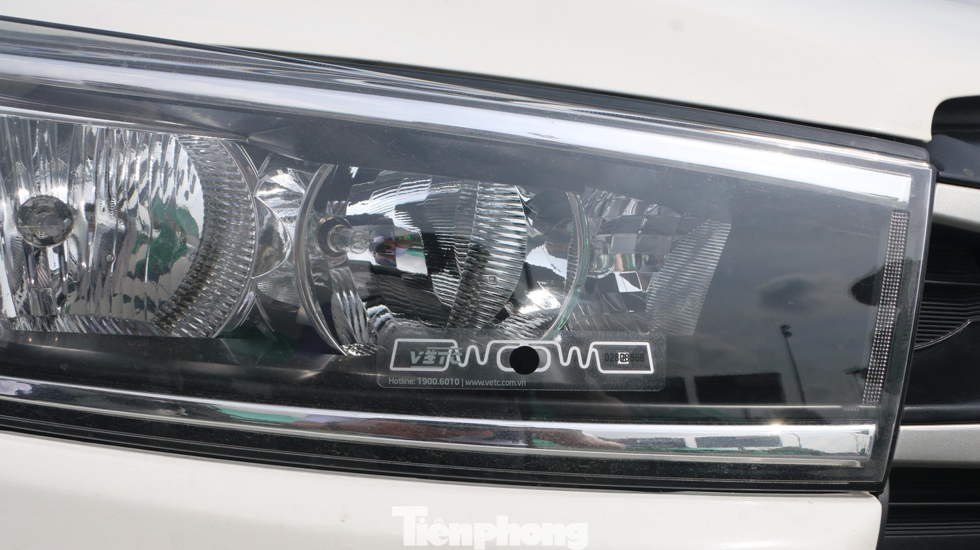 Thẻ thu phí không dừng được dán trên phương tiện. Thẻ thu phí không dừng được dán trên phương tiện.