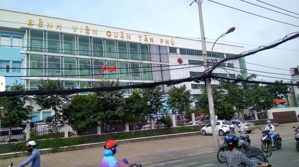 Khu vực phía trước bệnh viện quận Tân Phú - nơi xảy ra vụ việc.