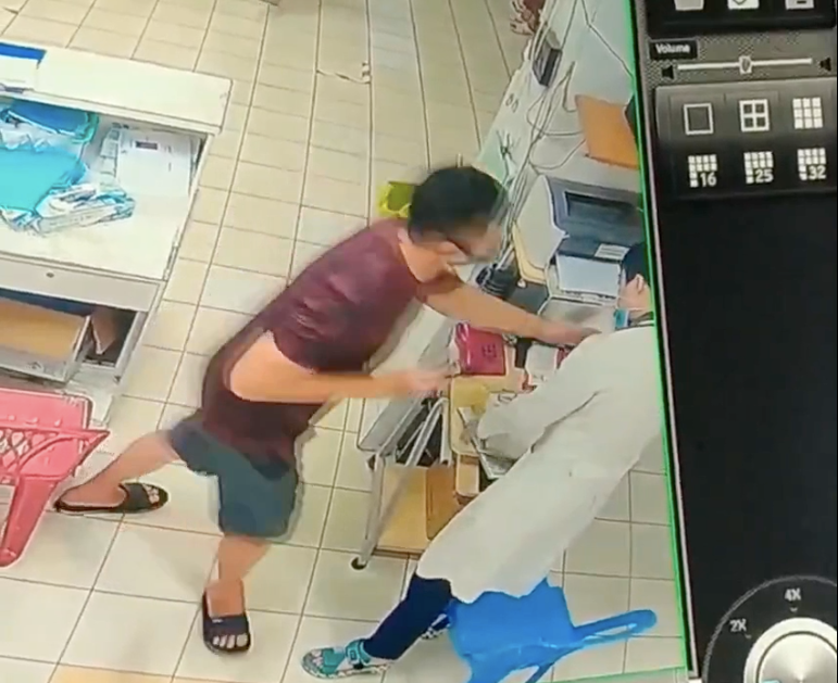 Vụ việc được camera an ninh ghi lại. Vụ việc được camera an ninh ghi lại.