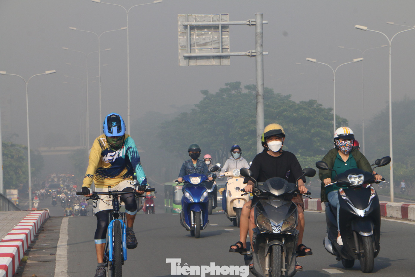 Người dân phải di chuyển chậm vì tầm nhìn hạn chế.