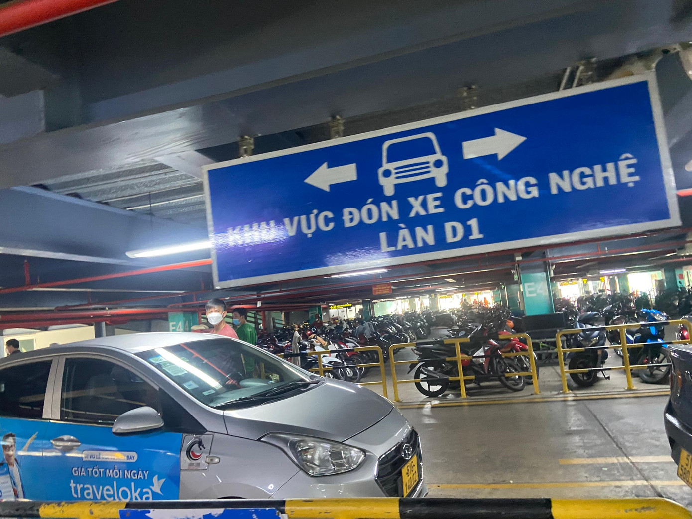 Xe công nghệ bắt đầu đón khách tại làn D1 và D2 tại tầng trệt nhà xe TCP và ngưng đón khách tại các tầng lầu. Xe công nghệ bắt đầu đón khách tại làn D1 và D2 tại tầng trệt nhà xe TCP và ngưng đón khách tại các tầng lầu.