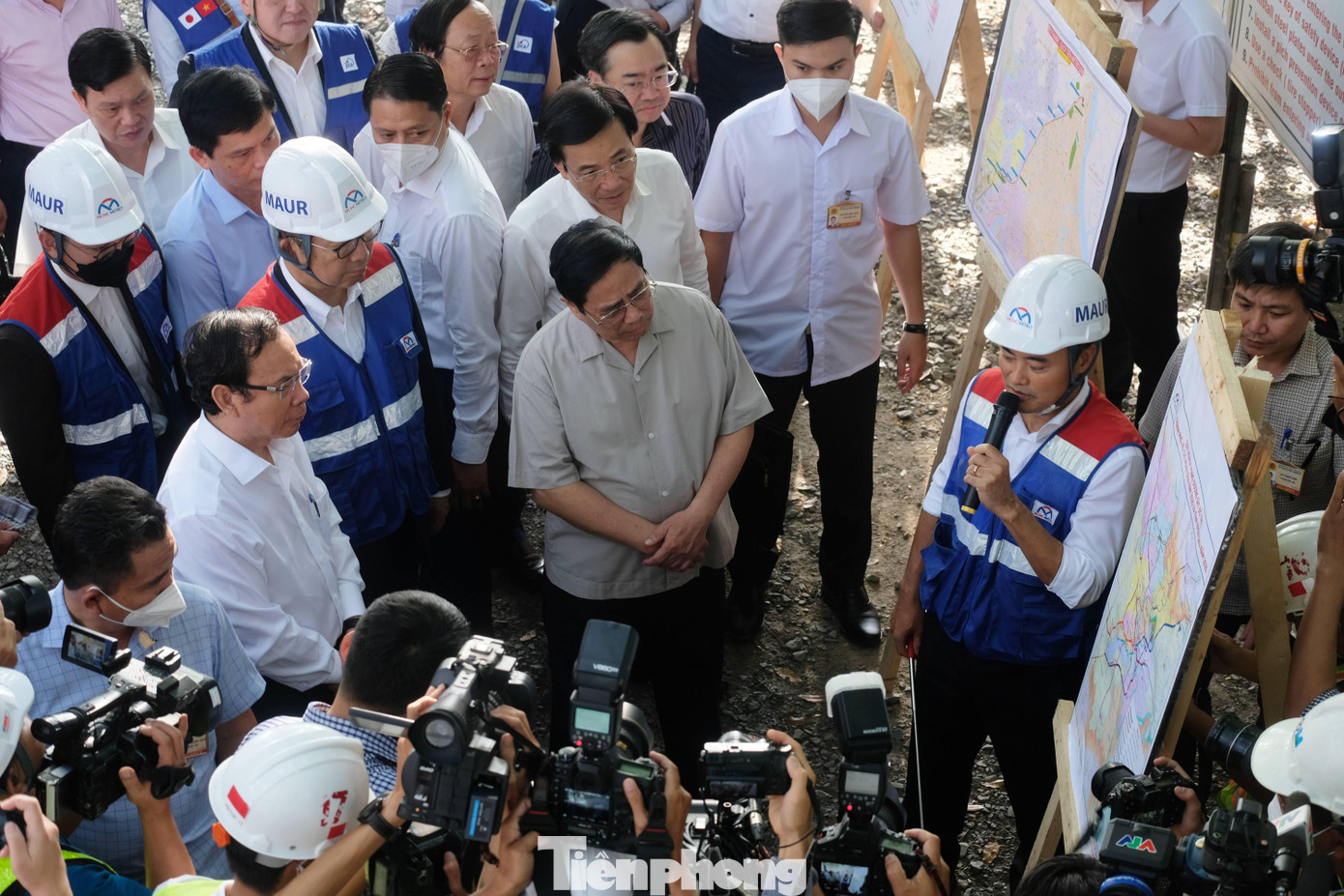Ông Bùi Xuân Cường, Trưởng Ban Quản lý dự án Đường sắt đô thị TPHCM (MAUR) báo cáo tiến độ dự án với Thủ tướng Chính phủ và đoàn công tác.