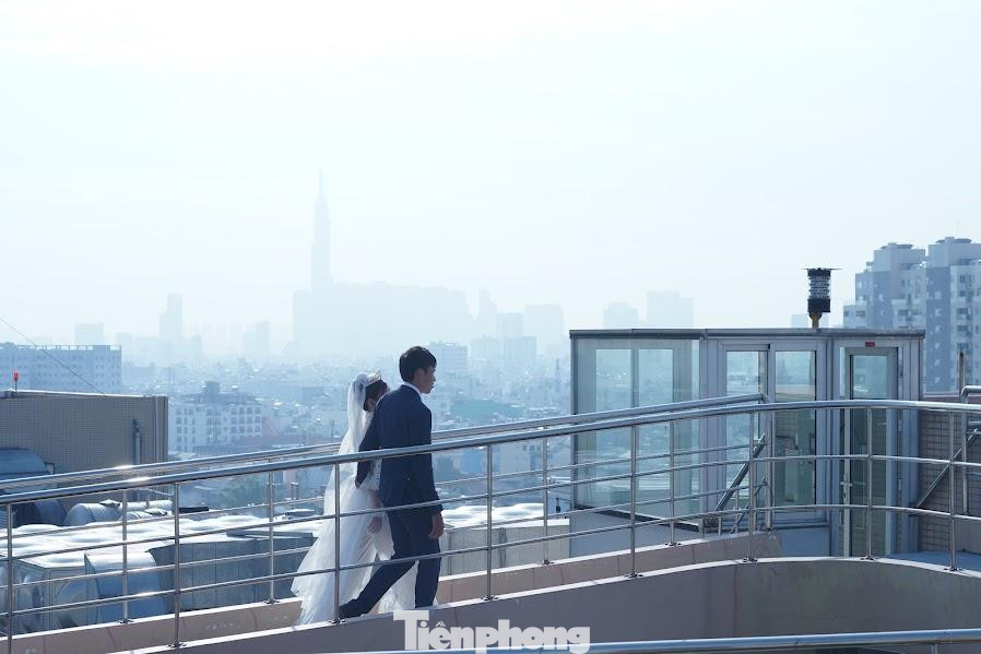 TPHCM bỗng chốc trở thành "thành phố sương mù" mờ ảo như Đà Lạt.