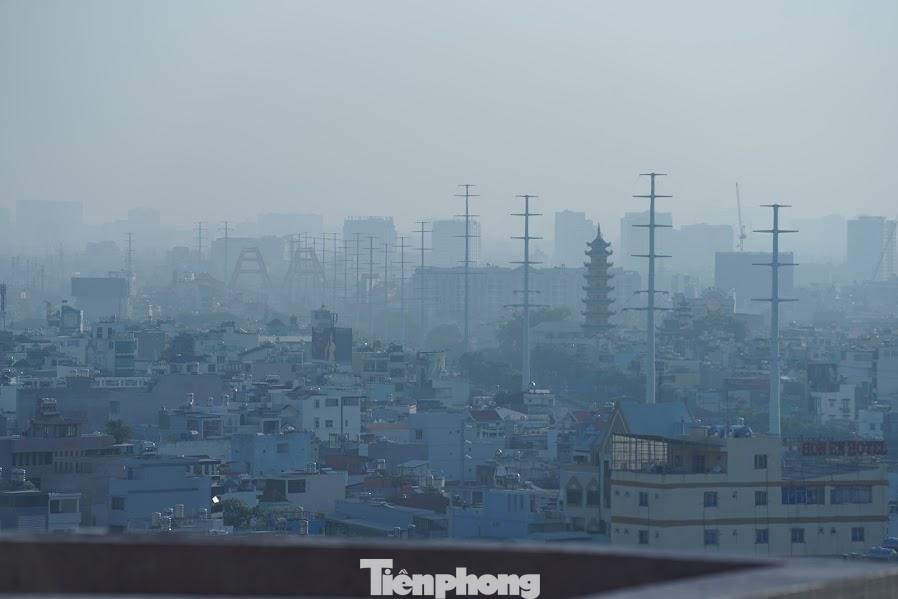 Ông Lê Đình Quyết, Phó trưởng phòng dự báo - Đài khí tượng thủy văn khu vực Nam Bộ cho biết thêm, thời điểm sáng sớm nay, nhiệt độ khá thấp. Những ngày vừa qua, thời tiết có mưa nhiều nên độ ẩm không khí cao. Hôm nay, thời tiết có gió nhẹ tạo điều kiện hình thành lớp “mây” thấp giống như sương mù. Thực ra, đây là lớp mù, hiện tượng này không phải hiện tượng thời tiết nguy hiểm.