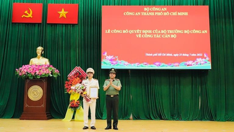 Thừa ủy quyền của Bộ trưởng Bộ Công an, Thiếu tướng Lê Hồng Nam, Giám đốc Công an TPHCM đã trao quyết định điều động, bổ nhiệm Đại tá Mai Hoàng, Phó Cục trưởng Cục Cảnh sát Hình sự làm Phó Giám đốc Công an TPHCM.