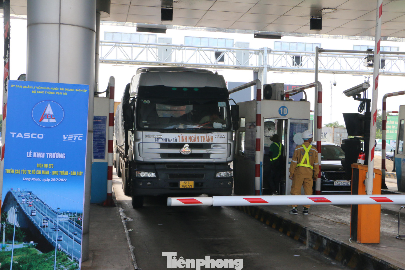 Các phương tiện di chuyển qua trạm thu phí không dừng. Các phương tiện di chuyển qua trạm thu phí không dừng.