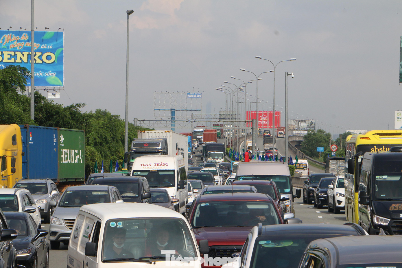 Ùn ứ phương tiện tại trạm thu phí Long Phước lúc 9h sáng 26/7. Ùn ứ phương tiện tại trạm thu phí Long Phước lúc 9h sáng 26/7.