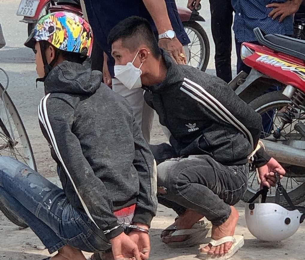 Hai đối tượng bị bắt giữ tại hiện trường. Ảnh: Công an cung cấp