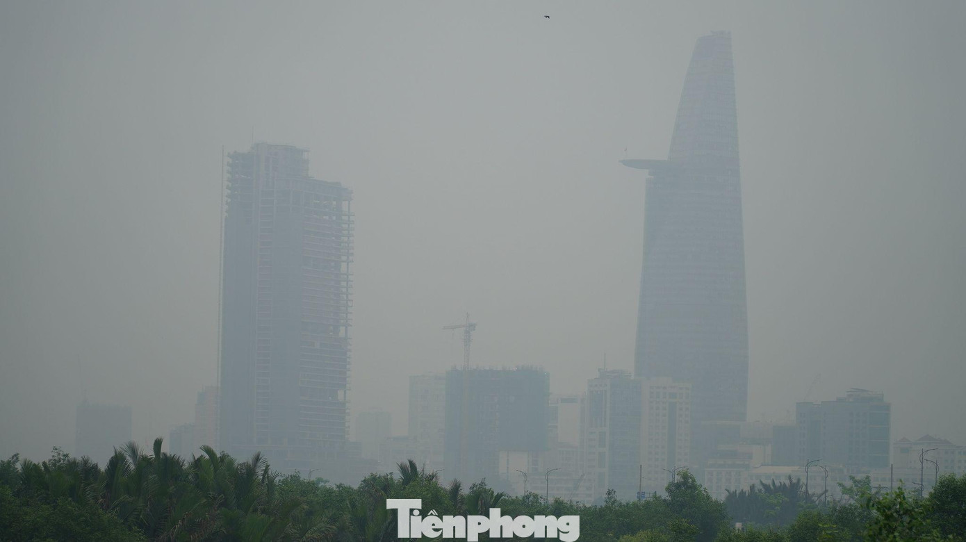 “Do có rãnh áp thấp tồn tại trên khu vực Trung Bộ và vùng áp thấp ngay trên khu vực Nam Bộ tạo nên hội tụ ẩm, gây mưa nhiều mấy ngày vừa qua”, ông Lê Đình Quyết phân tích.