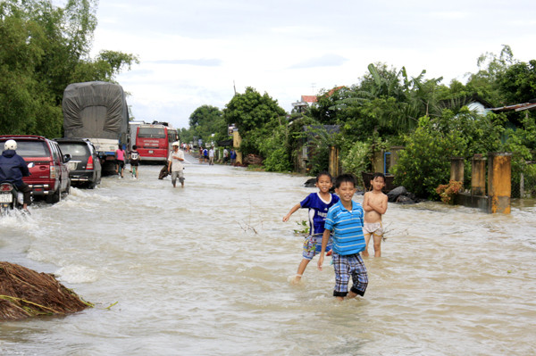 Quốc lộ 1A chìm trong nước. Ảnh: Nguyễn Thành