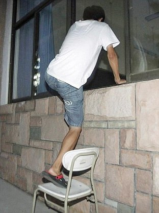 Trèo cửa sổ vào lớp. Trèo cửa sổ vào lớp