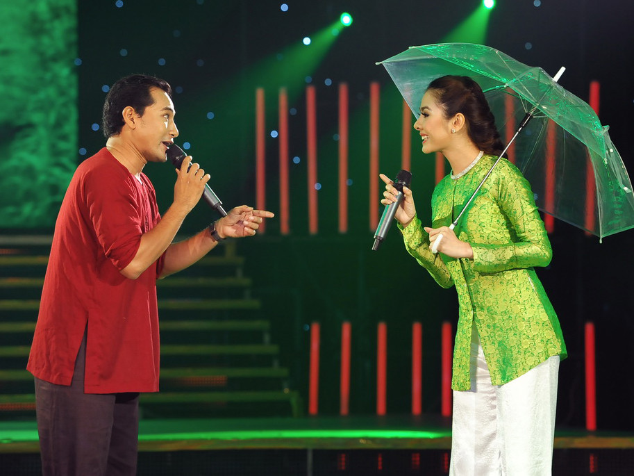 Huỳnh Đông và Vân Trang hát Cô Thắm về làng