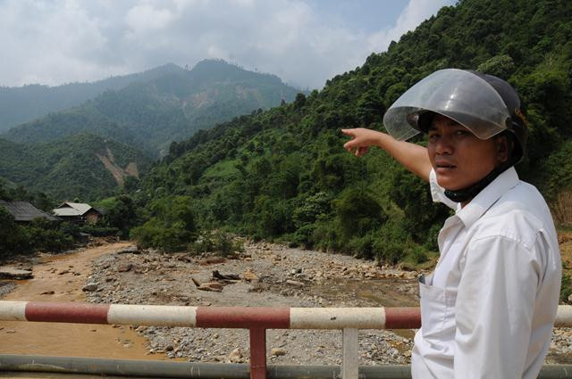 Phó công an xã Minh Lương chỉ cho chúng tôi khu vực tập kết các lán trại khai thác vàng trái phép của các thổ phỉ. Từ dưới đường cái nhìn lên, có thể thấy rõ chi chít hàng chục lán trại màu xanh, vàng